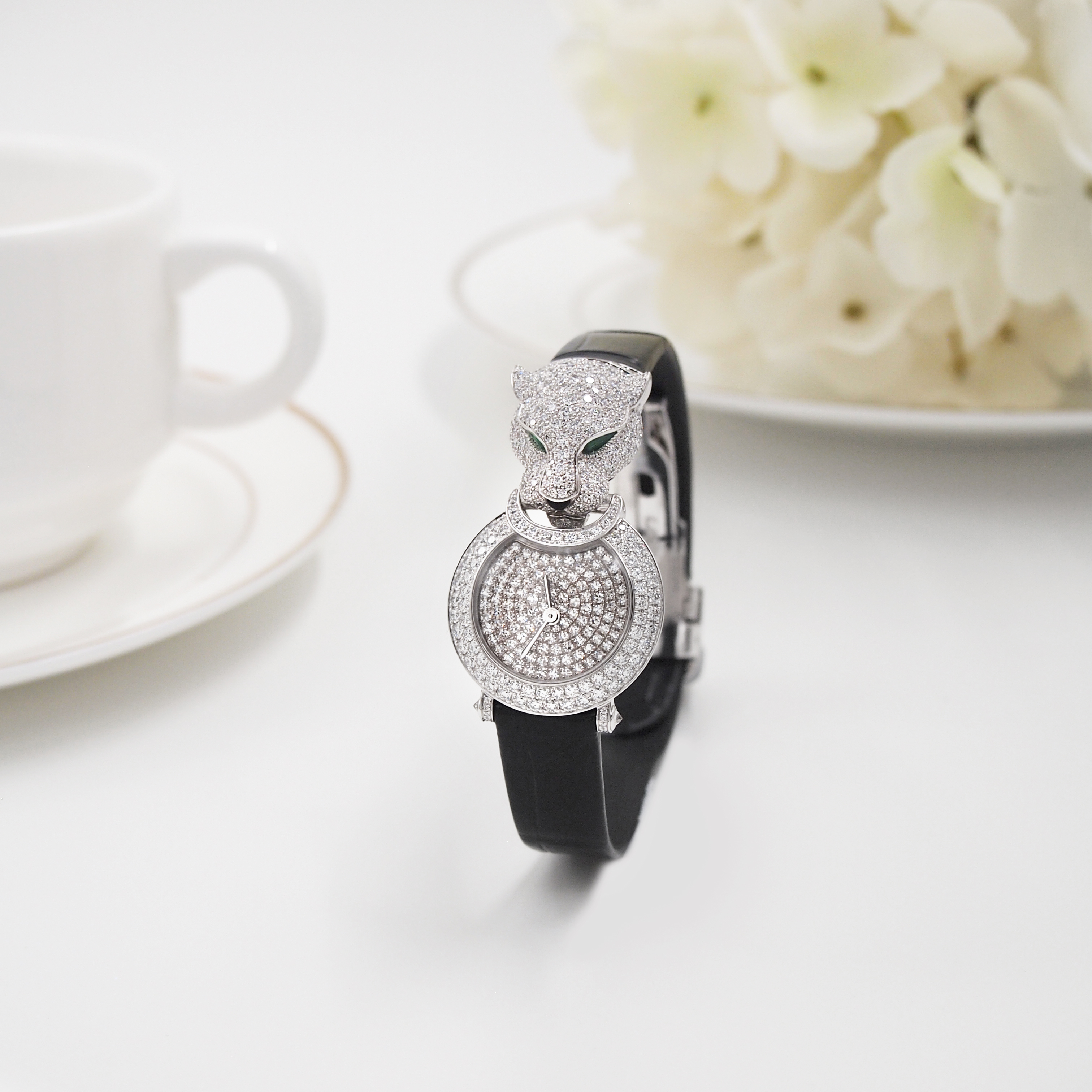 閃爍而迷人的鉆石腕表Panthère Captive de Cartier
